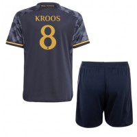Dječji Nogometni Dres Real Madrid Toni Kroos #8 Gostujuci 2023-24 Kratak Rukav (+ Kratke hlače)